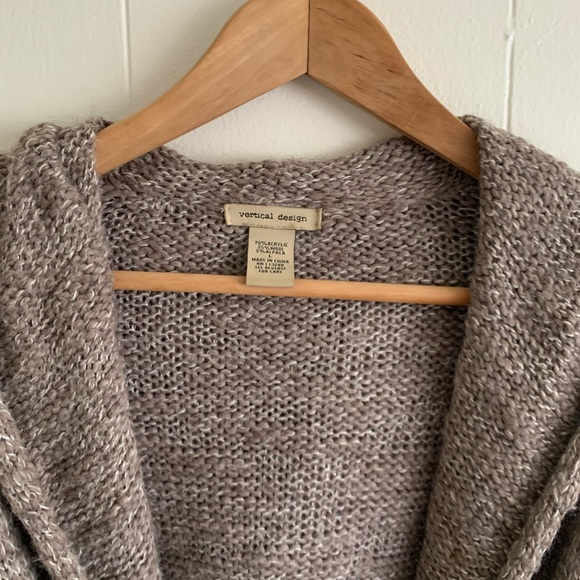 Vertical design cardigan made from acrylic, wool, and alpaca. - Picture 3 of 5